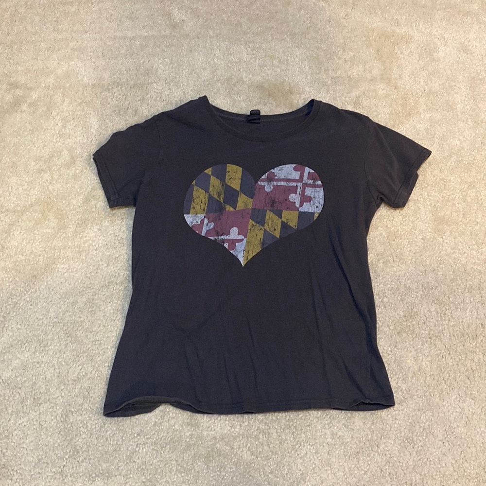 Grey Maryland flag heart t-shirt